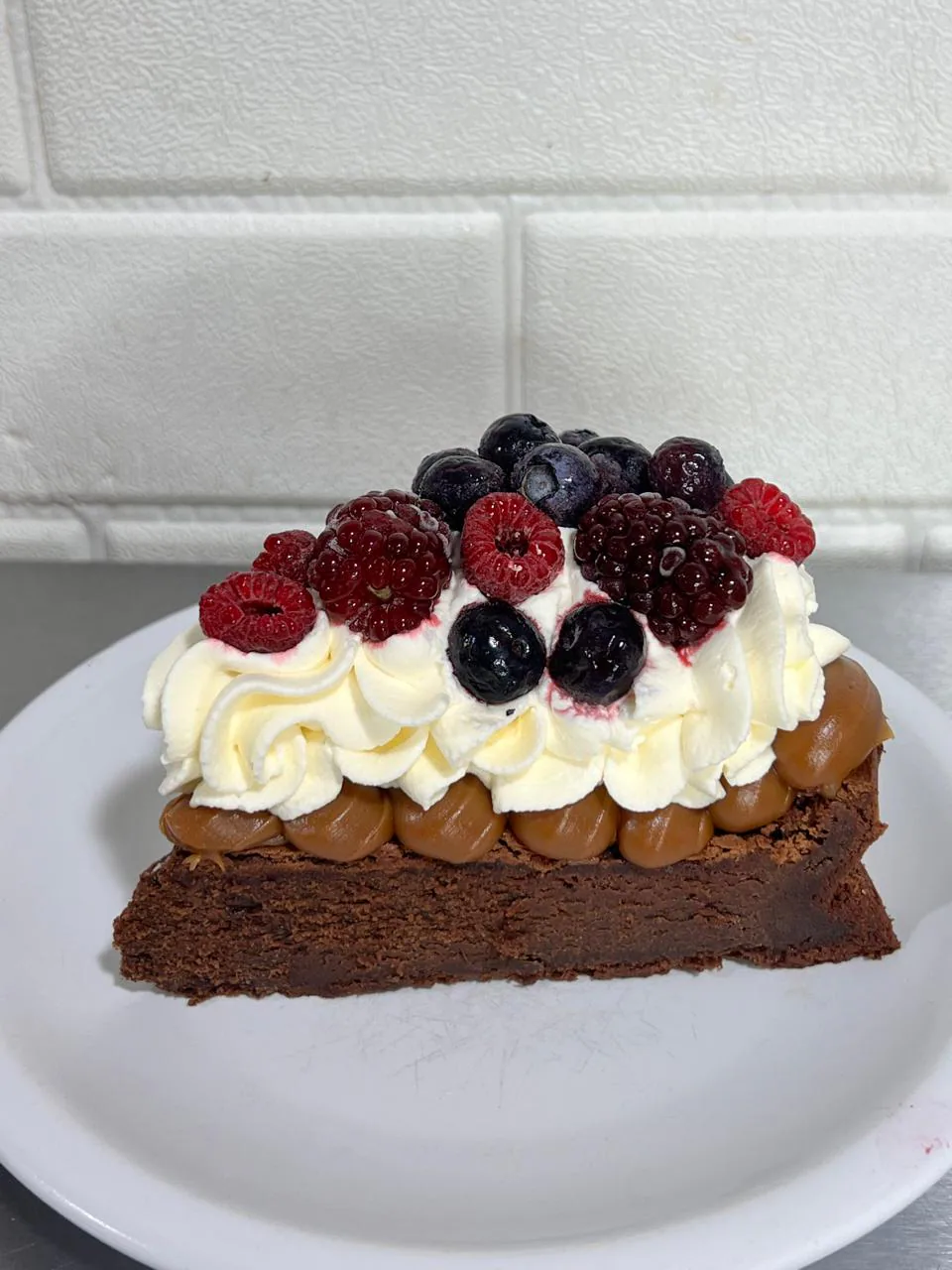 Marquise con frutos rojos